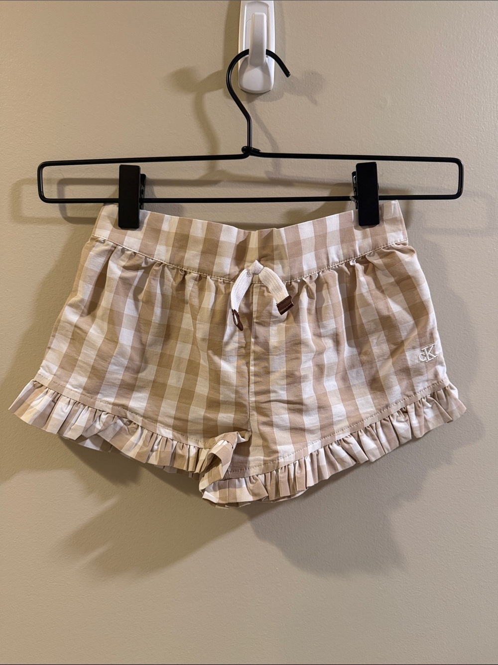 Calvin Klein Beige & White Gingham Ruffle Elastic Waist Shorts